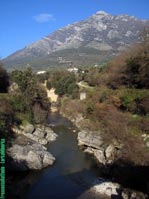 Il Titerno che scorre verso ovest a Faicchio (prima di piegare a sud attorno al Mt Acero). Sullo sfondo la vetta del Monte Monaco di Gioia (1332m)