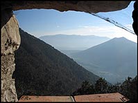 Il Monte Acero con Fontana Vecchia e Massa (verso sud) e la valle del Titerno (verso sud-est) viste dalla finestra della casetta dell'eremita