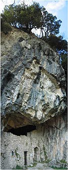 Il massiccio roccioso in cui si trova la Grotta destinata al culto micaelico