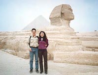 Giza 2001: con Carmen presso la Sfinge (la Piramide di Cheope sullo sfondo)