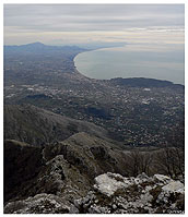 Panoramica verso Sud: Gianola, Minturno,  la foce del Garigliano, il mt. Màssico, i Campi Flegrei (Ischia e' fuori dall'inquadratura), la penisola Sorrentina e Capri