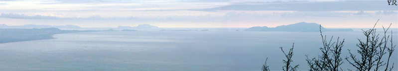 Da destra vs sinistra: Ischia, Ischia Ponte e, dopo lo stretto braccio di mare, Vivara, Procida quindi  la  terraferma (Monte di Procida); sullo sfondo  Capri e la penisola Sorrentina.  [Cropping da due immagini + ampie, poco zoom]