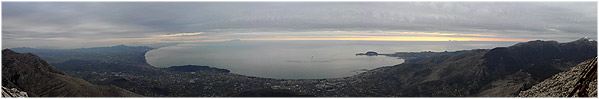 Panorama a 150° del Golfo di Gaeta (dal Redentore). [Unione di 5 foto]
