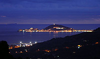 Le luci di Gaeta (e dell' isola di Ventotene) viste da Maranola al crepuscolo [EXIF data:  F2,8  /  f 120mm  /  5 sec  /  ISO 100  /  -0,66EV  /  Std cam. settings  /  Noiseware Filtered]
