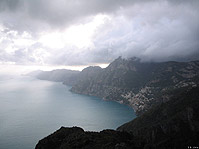 Positano sotto i nuvoloni