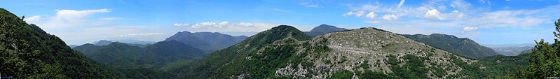 Panorama da sopra il Varco della Finestra (14 foto).  Sullo sfondo, verso il centro dell'immagine, si nota la cima del  Mt. Terminio.