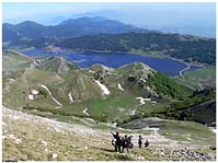 Panoramica del Lago Matese.  Discesa verso Campo dell'Arco e Vallone Cannella [ Eletta "Foto del giorno" su  www.azcolt.com  il 13/14  Settembre 2005.  Foto di  copertina della Prima Guida Enogastronomica del Matese ]