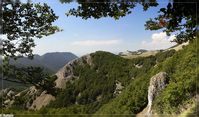 Panorama verso l'altro lato del vallone, sulla  Serra Campo dell'Acero