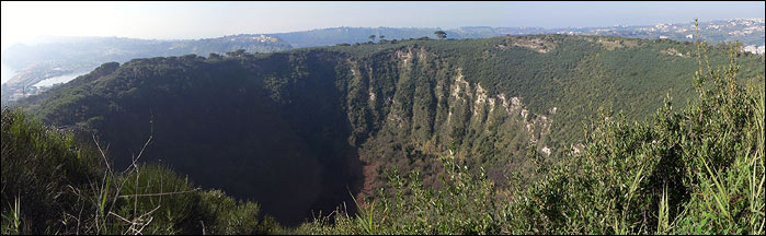 Il cratere di Monte Nuovo (verso ovest)