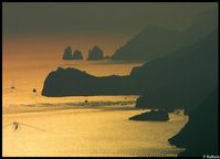 L' isolotto Isca, il promontorio della Baia di Ieranto e i Faraglioni di Capri