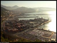 Il Porto di Salerno e, sullo sfondo a sinistra, l'Accellica (dalla SA-RC)