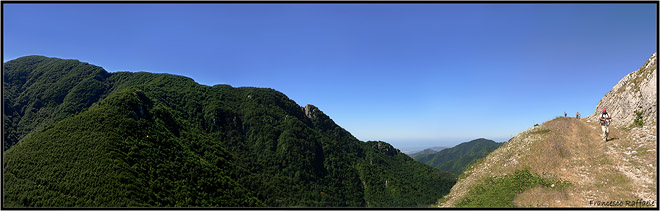 La discesa per la Serra del Lacerone / Caprio 