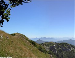 Le due cime dell'Accellica (1660m quella principale a sin., e 1606m quella sud a ds.)