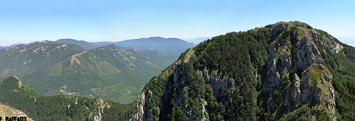 La Savina e l'Accellica sud (Raione).   Sullo sfondo, da sin. verso des. sempre più in lontananza: Raiamagra, Cervialto, Polveracchio, Alburni.