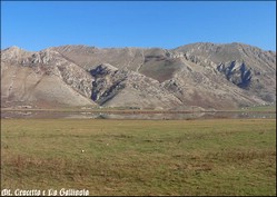 Sosta alla Palazzina del Lago Matese per lasciare un'auto per il ritorno. Sguardo verso nord sul Mt. Crocetta che sovrasta la valle dell'Esule, dietro cui svetta La Gallinola (1923m).