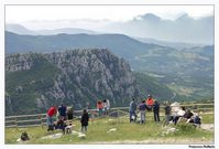 Parte del gruppo attende la partenza (sullo sfondo la Civita di Pietraroja)