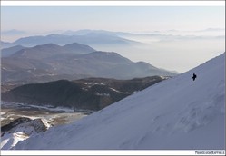 Allineamento di montagne campane sul lato sinistro della foto: dopo il Lago Matese e il Mt. Maio,  si vedono nel terzo superiore l'Erbano e il Monaco di Gioia, quindi il Camposauro e poco dietro a destra il Taburno, poi i Mti. di Avella - Vallatrone (Partenio) e infine i Picentini: Pizzo S. Michele, e la valle del Sabato che lo separa dal Terminio (in alto a sinistra).