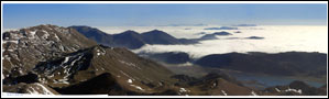 Panorama dal Mt. Miletto. In primo piano da sin. La Gallinola, il monte Crocetta, la Valle dell'Esule e il lago Matese. Dietro, il Mutria, Porco e Pastonico.  Ancora oltre, l'Erbano e Monaco di Gioia, poi il Camposauro/Taburno e il Partenio. Sullo sfondo al centro i Picentini.