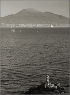 Pescatore a Pozzano di fronte al Vesuvio