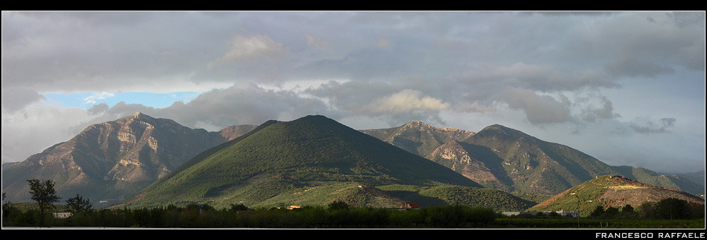 Il Mote Acero e sullo sfondo a sinistra il Mt. Monaco di Gioia (foto grande)