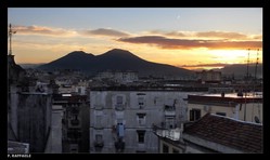 Napoli: il Vesuvio all'alba dal ponte sopra la Sanità