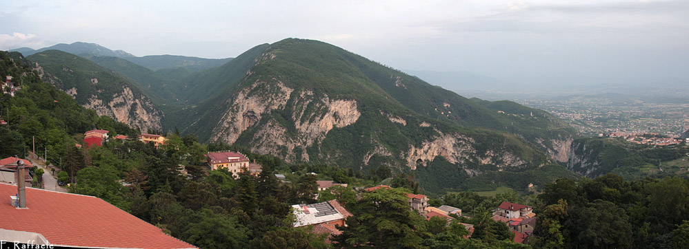 Panoramica da S. Gregorio Matese: da destra, Castello del Matese, il fosso del Torano, Serra Campo delle Fave e l'accesso al Vallone dell'Inferno (Le Grassete). Sullo sfondo a sinistra, il Mt. Pastonico.
