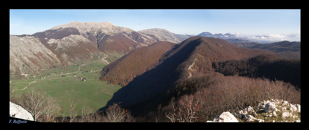 Piana delle Secine, Serra Sprecavitelli e Monte Soglio. Sullo Sfondo da sin. il Monte Miletto, La Gallinola e il Mutria.