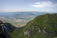 Il Vallone Saucolo, Telese e, sullo sfondo, il Mt. Mutria, La Gallinola e Miletto.