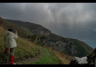 Giovanna fotografa l'arcobaleno