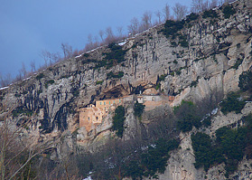 Zoommata sull'Eremo di San Michele (dalla sterrata del Mt. S. Salvatore)