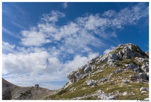 Poco dopo il Passo Cavuto, già s'intravede il rifugio di Forca Resuni