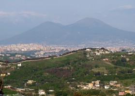 Il Vesuvio. In Primo piano il Muro occid. della riserva WWF degli Astroni