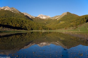 Il Monte Meta si specchia nel laghetto