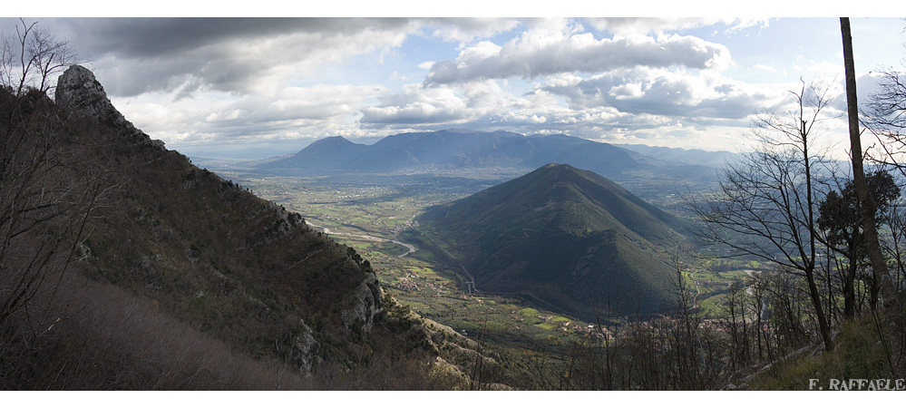 Monte Acero e fiume Titerno. Sullo sfondo il Mt. Pentime e il Camposauro.