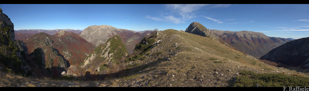 Panorama: Precipizio della Camosciara (Mt. Amaro e Marsicano sullo sfondo), Monte Sterpi D'Alto e Mt. Greco (sullo sfondo a destra)