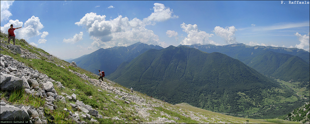 Monte Amaro e Val Fondillo - Mt. Dubbio visti dal Vallone Forcone. Sullo sfondo, a sin. le Balze della Camosciara e la cima del Mt. Petroso, a des. la Serra delle Gravare - Mt. S. Nicola - Mt. Panico.