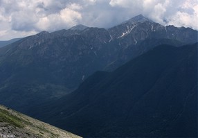 A sinistra Mt. Sterpi d'Alto davanti al Boccanera e, più in fondo verso il centro, al Mt. Jamiccio. Al centro il Passo Cavuto e poco più a destra, il Monte Capraro e il Balzo della Chiesa dietro i quali svetta la cima più alta del Parco, il Mt. Petroso (2249m). Sulla destra le tre guglie arrotondate del "Tre Mortari" oltre cui (non visibile in quest'immagine) la Costa Camosciara digrada verso ovest racchiusa tra la Valle Jancino (a Nord) e l'alta Val di Fondillo (a Sud).