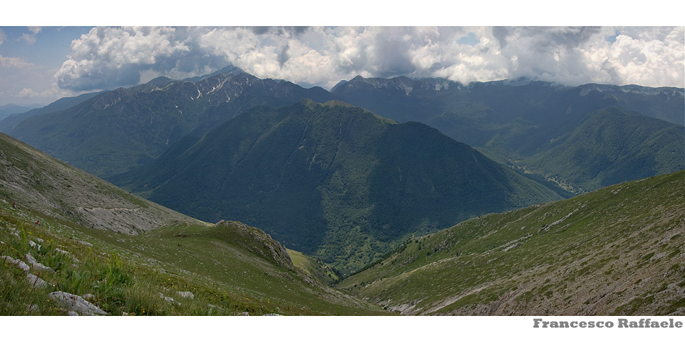 Vallone Forcone, Monte Amaro di Opi e Val Fondillo. Sullo sfondo La Camosciara e la Serra delle Gravare [NB: Apre foto differente in B/N]