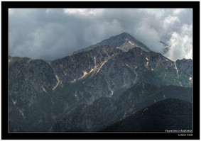 Zoommata sulla Camosciara: al centro il Mt. Petroso (2249m) troneggia dietro alle pareti verticali dei Monti Capraro e Balzo della Chiesa