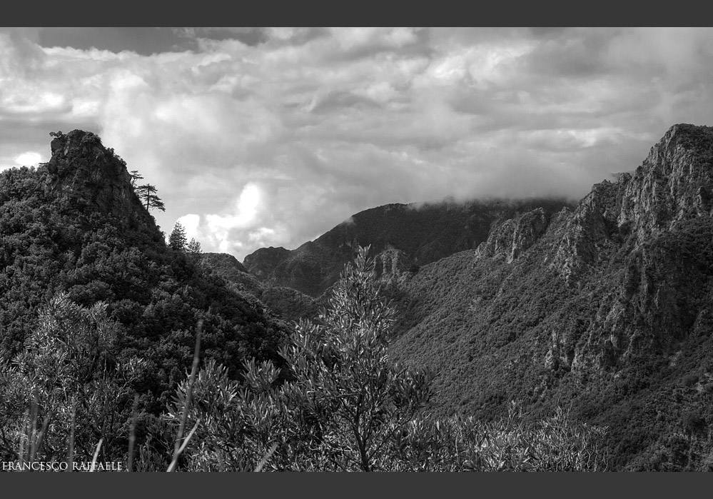 Apre foto diversa a colori (hdr). Poco dopo questo punto siamo ritornati indietro, giù verso il fondovalle.