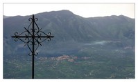 Croce. Sullo sfondo Valva e Colliano, il Monte delle Rose e il Marzano