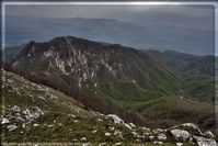 Monte La Picciola, Valle del Trogento e, sullo sfondo, i monti Alburni (dall'anticima del Polveracchio)