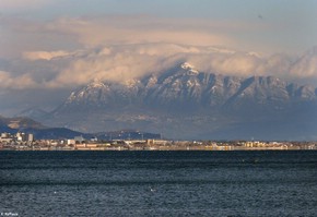 Lo stadio Arechi di Salerno e i monti Alburni (da Vietri sul Mare)