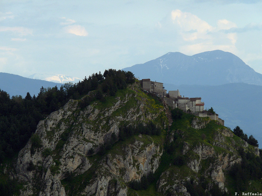 Il Pollino (sin.) e Mt. Alpi (des.) sullo sfondo di Marsicovetere