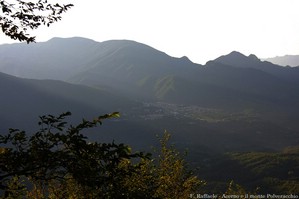 Acerno al primo mattino (sullo sfondo il Polveracchio e a ds. Pizzo Corno - Mt. Croce)