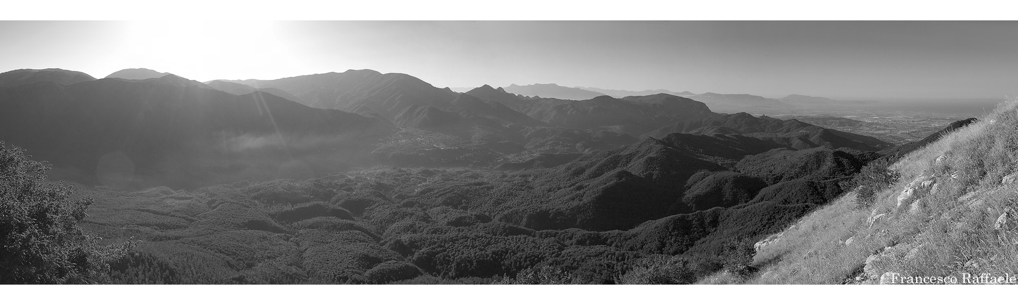 Panorama dal Timpone: le Coste Acernesi, il Polveracchio, Pizzo Corno e Mt. Croce, il Raione. Sullo sfondo i monti Alburni e Punta Licosa