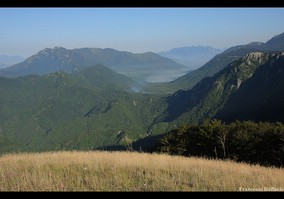 Valle del Sabato, Mai e Terminio. Sullo sfondo al centro il Partenio
