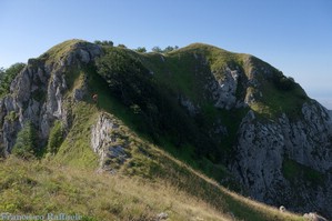 Vista da nord della cima dell'Acellica sud, appena oltrepassata. Si nota il primo tratto della ferrata Francesco Raso, inaugurata nel 2006 dal CAI di Salerno
