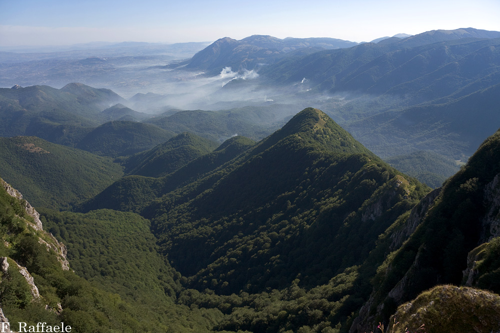 Alta Valle del Calore: la Savinella, La Savina e Lo Spaccaturo (quindi all'estrema ds l'inizio della 'Pettenessa', il tratto alto della Savina che si congiunge con l'Acellica Sud). Al Centro c'è il Vallone Ferrere - Vallone del Ninno. Sullo sfondo Bagnoli Irpino, il Mt. Magnone e Montagnone di Nusco e più a destra il Raiamagra (Laceno)