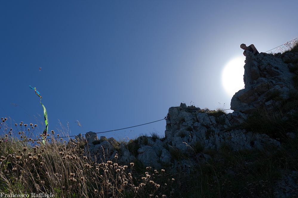 Terzo tratto di ferrata, proprio di fronte al Ninno. Uno dei passaggi più delicati, e sicuramente il più "aereo" (decine e decine di metri di baratro su entrambi i lati
